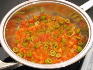 рыба в томатном соусе с оливками