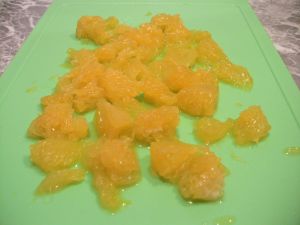 салат с куриным филе и огурцами в апельсине