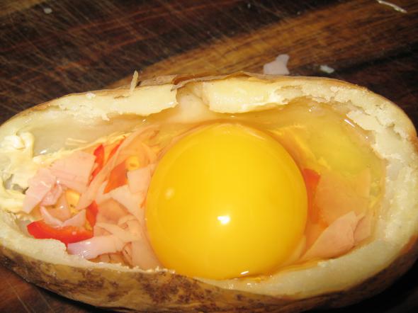 запеченный картофель с яйцом