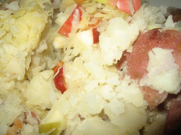 Кислая капуста тушеная со свининой