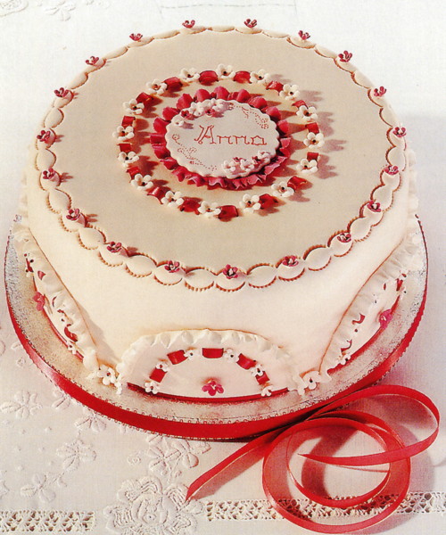торт на крестины с оборками и цветами