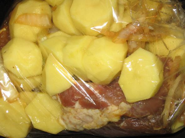 мясо тушонное с картофелем в пакете
