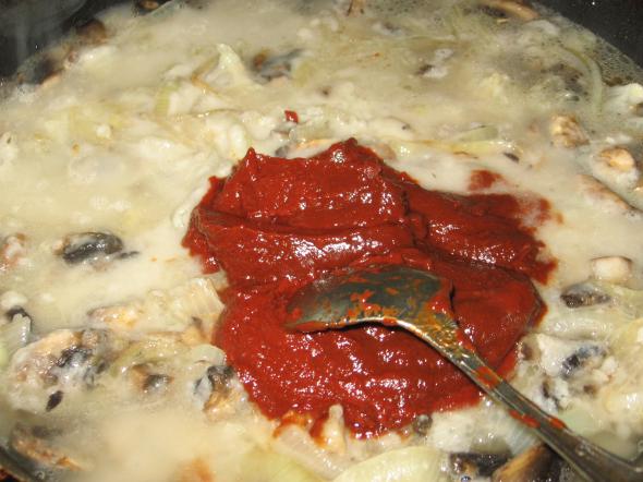 хек под луково, грибным, томатным соусом
