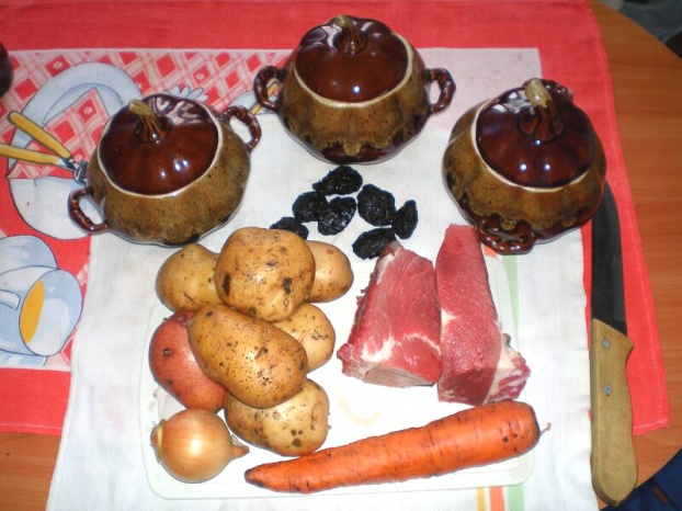 мясо в горшочках