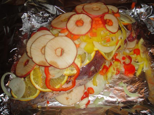 баранья нога с молодым картофелем и овощами