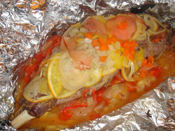 баранья нога с молодым картофелем и овощами