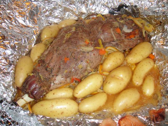 баранья нога с молодым картофелем и овощами
