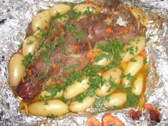 баранья нога с молодым картофелем и овощами