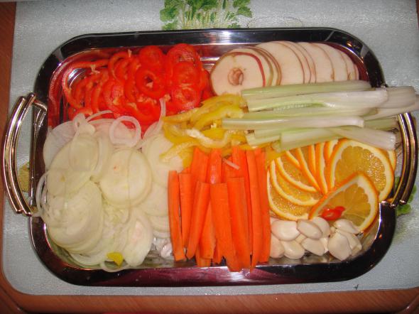 баранья нога с молодым картофелем и овощами