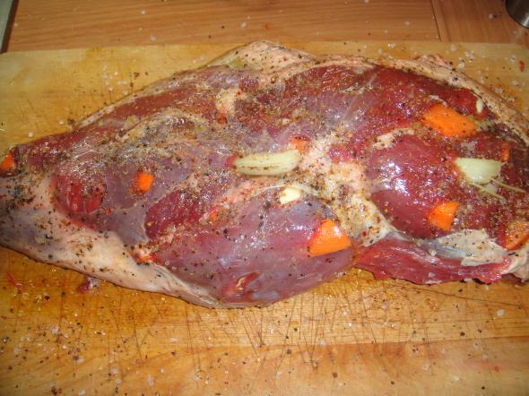 баранья нога с молодым картофелем и овощами