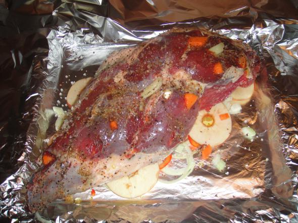 баранья нога с молодым картофелем и овощами