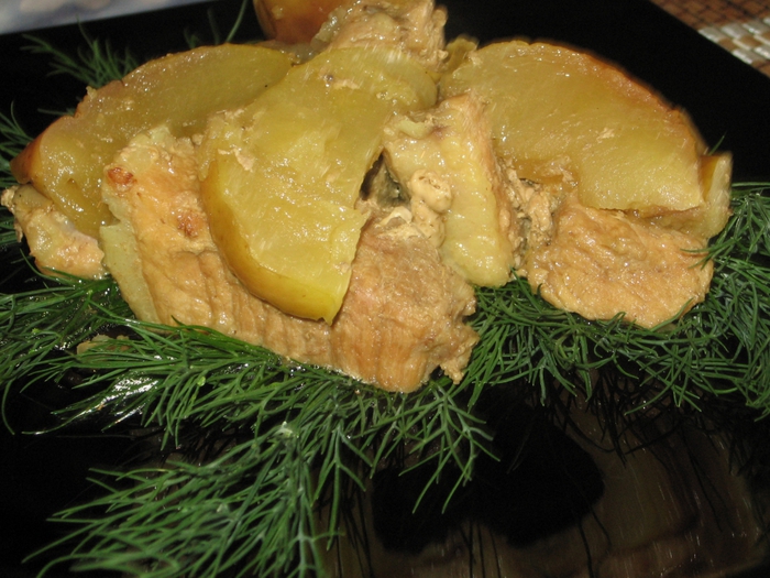 мясо в яблоках