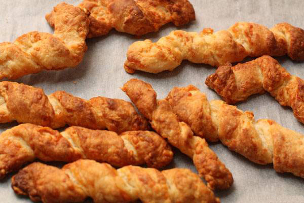 соленые крекеры с сыром