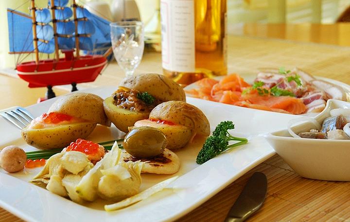 запеченый картофель с лососем, грибами и сыром
