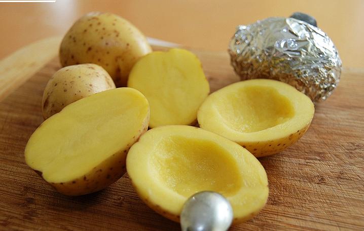 запеченый картофель с лососем, грибами и сыром