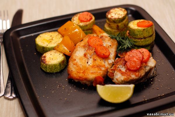 Жареная треска с овощами