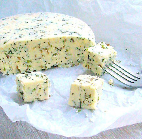домашний сыр с зеленью