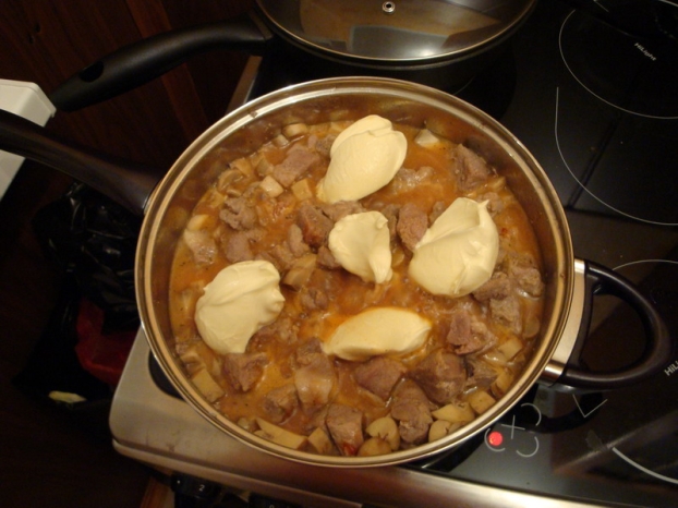 мясо в сырном соусе