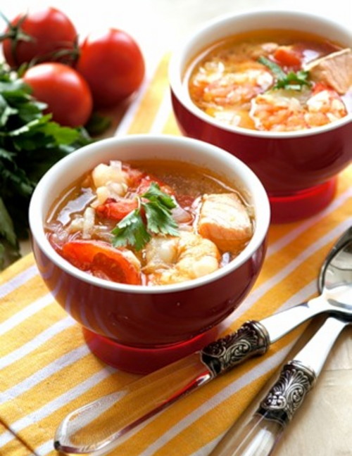 Густой рыбный суп с лососем и креветками