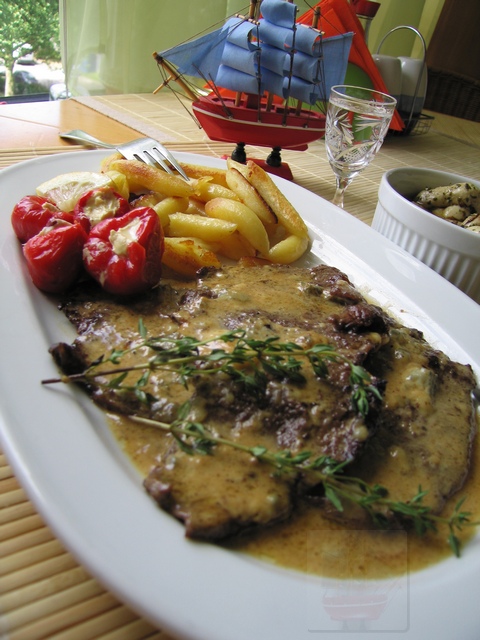 Мясо под горгонзоловым соусом 