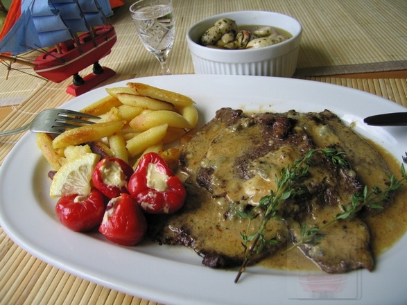 Мясо под горгонзоловым соусом 