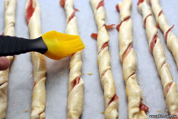 Слоеные палочки с ветчиной