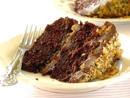 шоколадный торт с карамелью