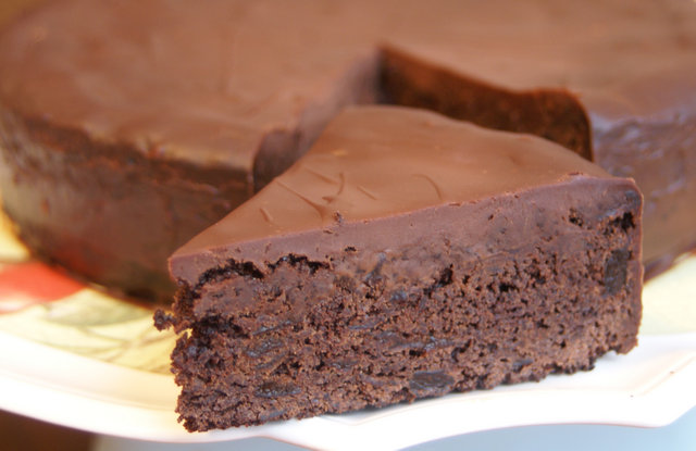 Шоколадный торт с черносливом в коньяке