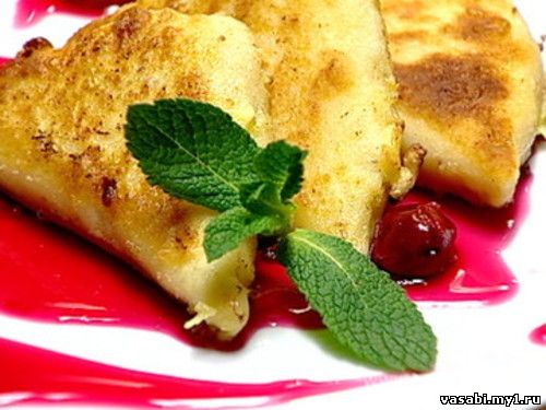 сырные треугольники с вишневым соусом