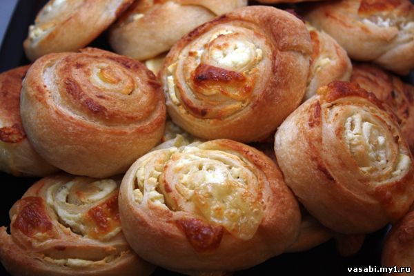 Сырные булочки из слоеного теста 