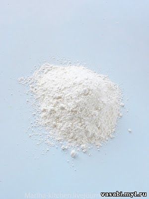 Смешайте муку,дрожжи,соль и сахар.