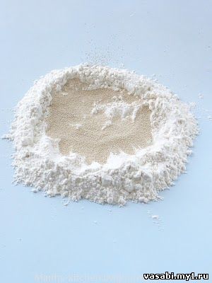 Смешайте муку,дрожжи,соль и сахар.