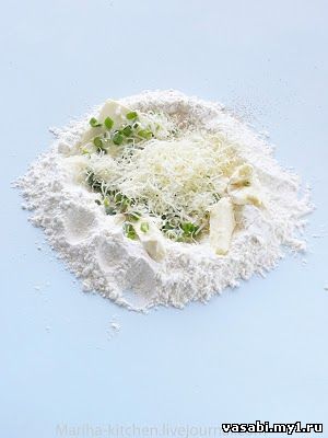 Нарежьте масло маленькими кусочками и вмесите в муку вместе с сыром и зеленым луком