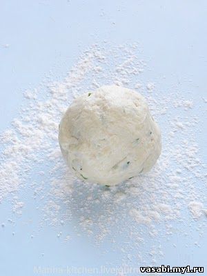 Тесто должно быть мягким,эластичным и не прилипать к рукам.