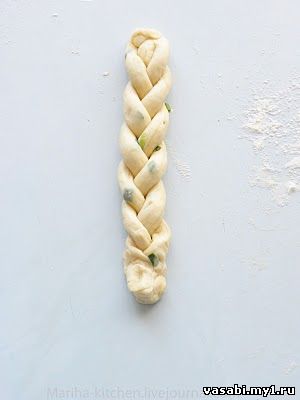 Коса с сыром и зеленым луком