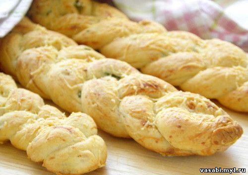 Коса с сыром и зеленым луком