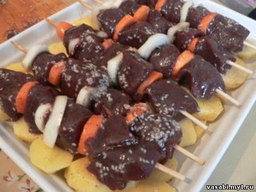 Говяжья печень на шпажках с картофелем